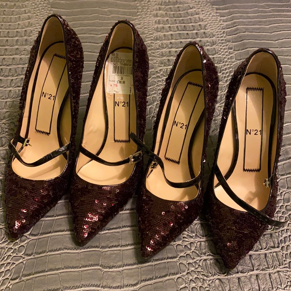 No. 21 Bordeaux Sequins pump